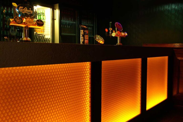Barfront mit 3D Foils in klar-orange, effektvolle transluzente Oberfläche