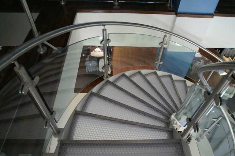 Wendeltreppe mit lichtdurchlässigen Paneelen