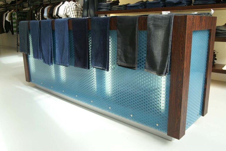 Tisch mit transluzenten Paneelen, die Lichtstreuung und 3D-Effekte bieten