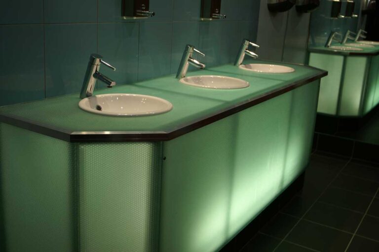 Waschtischelemente mit 3D Foils in clear-PEP® ECO satin green ice, transluzente Effekte setzen Highlights im Bad