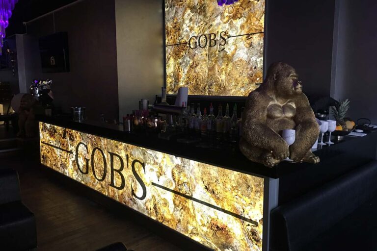 Transluzentes Steinpaneel mit natürlicher Struktur und moderner Leichtigkeit