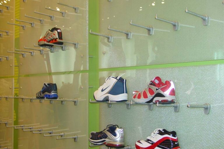 Nike Schuhe vor der Wand aus Paneelen stilvoll in Szene gesetzt