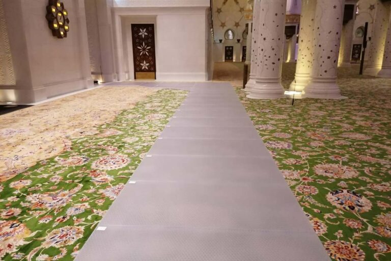 Strapazierfähige und sichere Bodenpaneele in der Moschee Abu Dhabi
