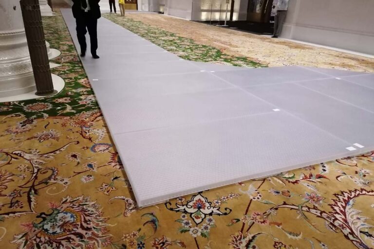 Hochwertige Bodenpaneele in der Moschee Abu Dhabi