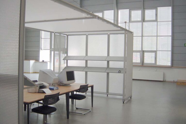 Arbeitsbereich klar getrennt durch elegante, lichtdurchlässige Trennwand