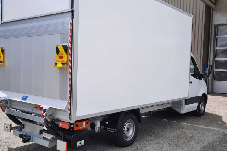 Transporter mit leichtem, belastbarem Aufbau von Design Composite