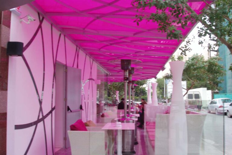 Überdachung im Außenbereich eines Cafés