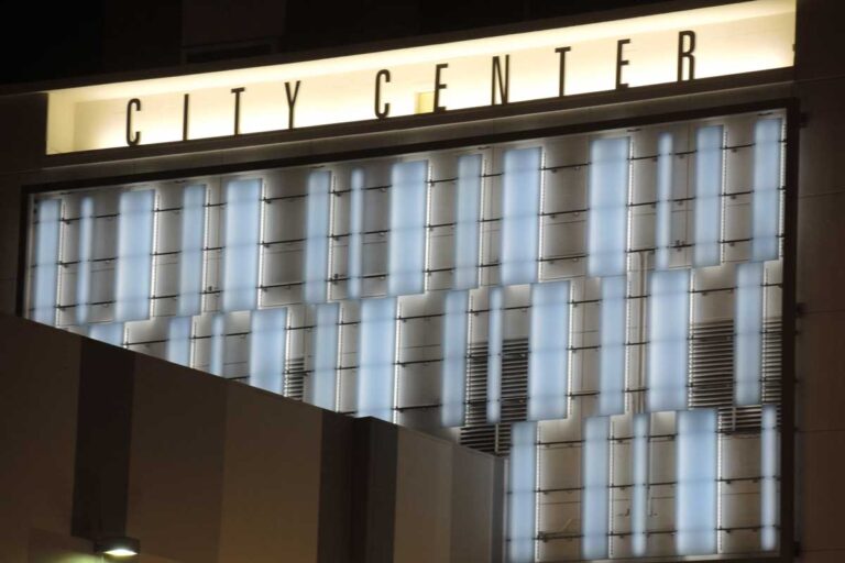 Fassadenelemente am City Center USA mit transluzenter blauer Optik