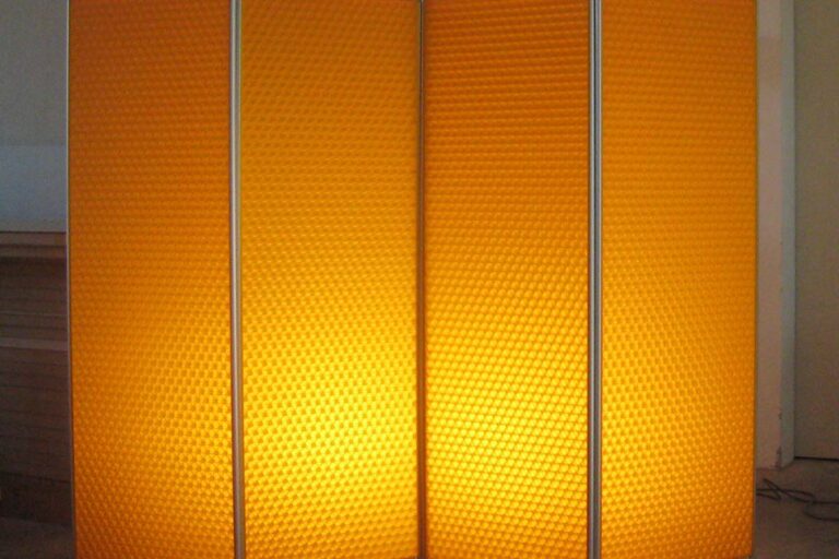 Dekorativer Paravent mit leuchtenden Paneelen für Atmosphäre und Raumgliederung