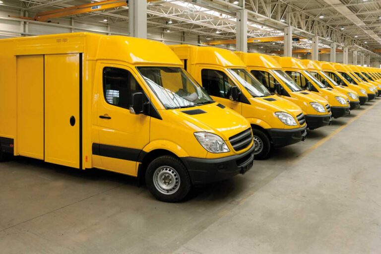 Transportfahrzeuge mit Paneellösungen für leichte und effiziente Konstruktionen