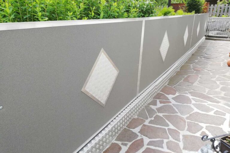 Zaun mit robusten, langlebigen Paneelen von Design Composite