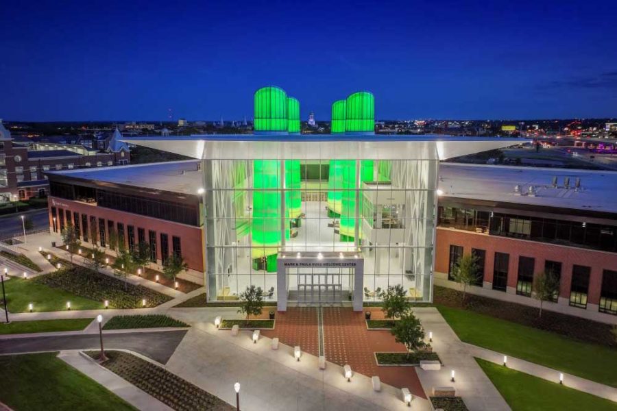 Blick auf den Eingangsbereich der Baylor University mit den AIR-board® Säulen