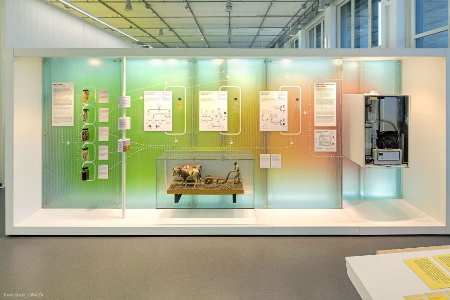 Licht- und Farbeffekte auf der Wabenstruktur von AIR-board® UV PC – Sonderausstellung „energie.wenden“