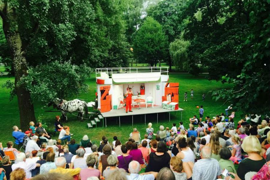 Bühne mit Terrazza Maxi Paneelen von Design Composite beim Salzburger Straßentheater