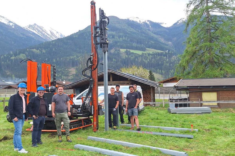 Bau der Photovoltaik-Anlage für nachhaltige Energieversorgung