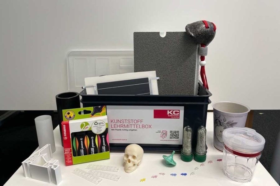 Inhalt der Lehrmittelbox „Mit Plastik richtig umgehen“ mit verschiedenen Kunststoffprodukten
