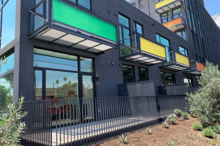 Fassadenelemente mit farblich akzentuierter Optik