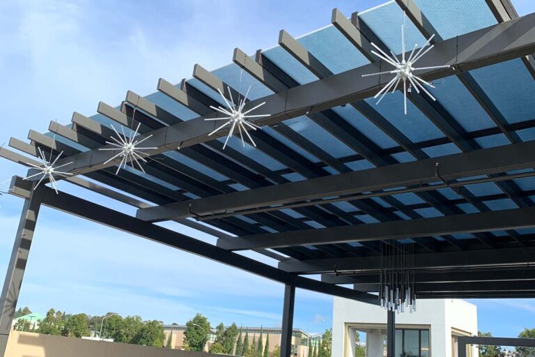Moderne Überdachung mit transluzenten Paneelen