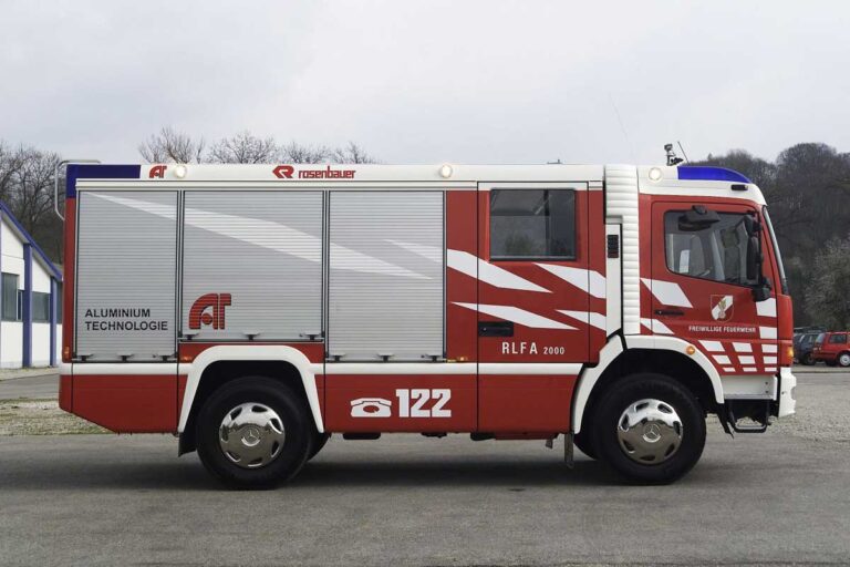 Feuerwehrfahrzeug mit stabilen und leichten Paneelen von Design Composite