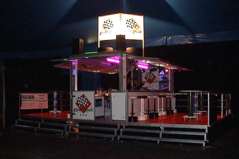 Bar mit robusten, leichten und langlebigen Paneelen von Design Composite