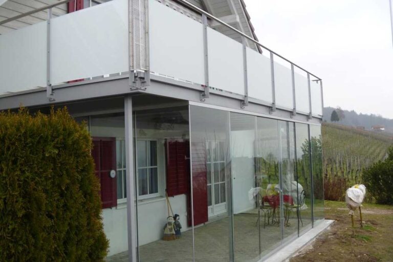 Balkon mit eleganten und funktionalen Paneelen von Design Composite für den Außenbereich