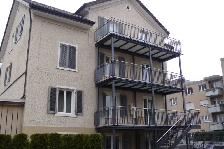 Balkonfläche mit rutschhemmenden, pflegeleichten Paneelen von Design Composite