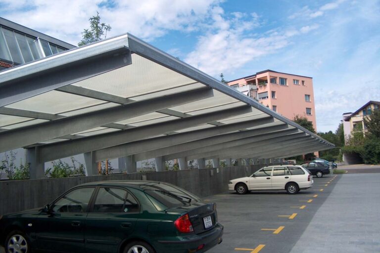 Überdachung im Parkbereich mit transluzenten Paneelen und moderner Optik