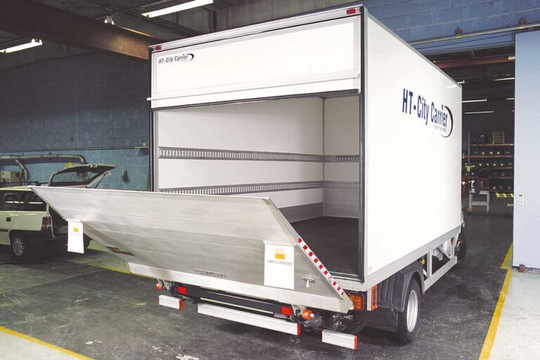 HT City Carrier Transporter mit stabilen Leichtbau-Paneelen von Design Composite