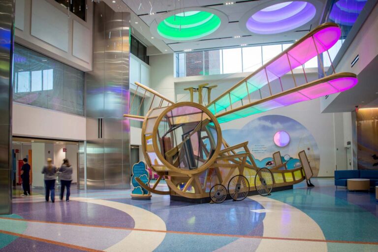 Große Halle mit transluzenten Paneelen, die Licht streuen und Räume eindrucksvoll strukturieren