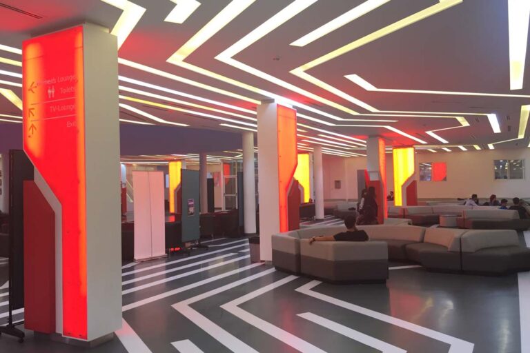 Kreatives Interior mit Paneelen, die Architektur und Lichtwirkung kombinieren