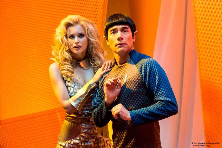 Bühne mit Paneelen, die Farben und Licht reflektieren