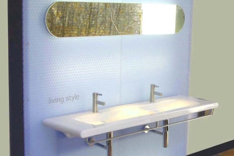 Paneel als dekorativer Wandhintergrund im Badezimmer