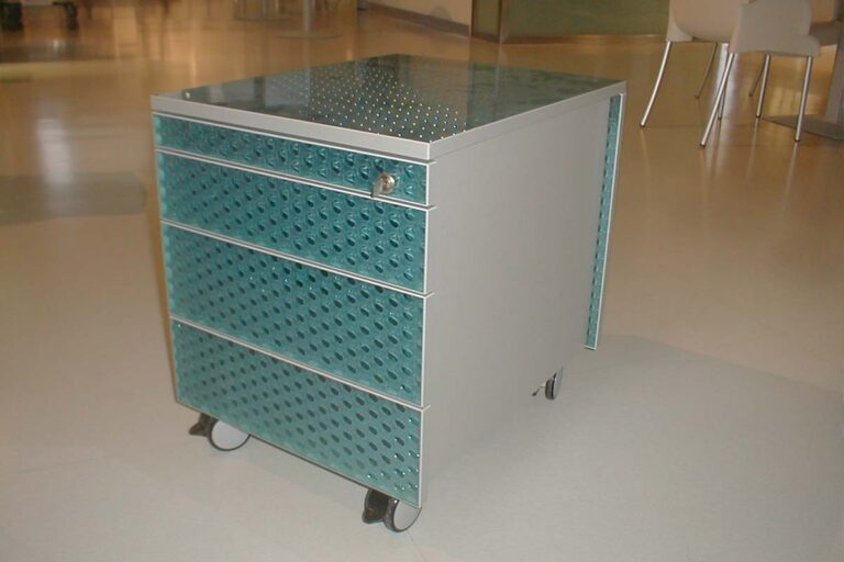 Rollcontainer mit stabilen Paneelen