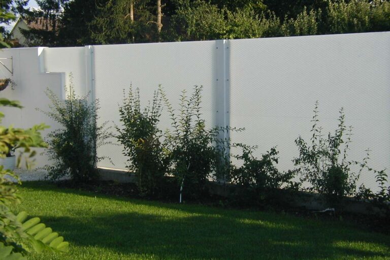 Sichtschutzwand aus transluzenten Paneelen