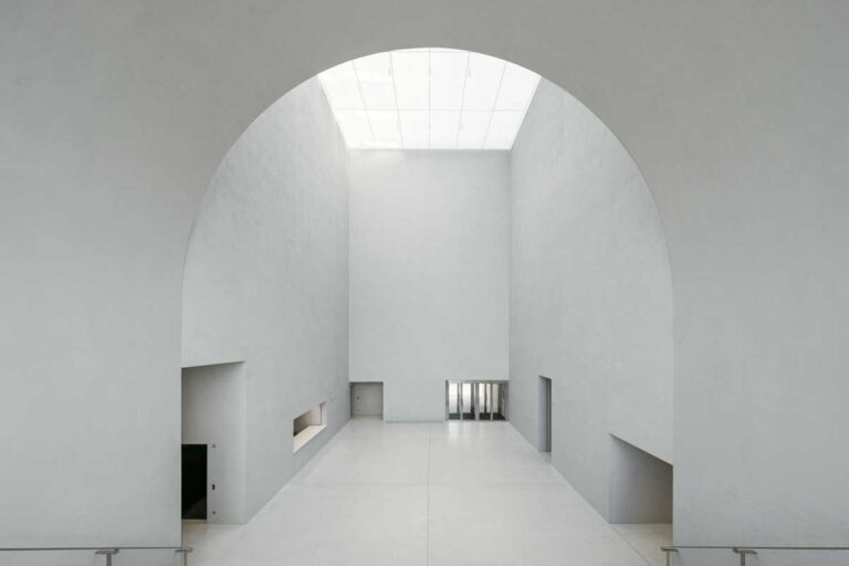 Großer, heller Raum mit moderner Akustikgestaltung