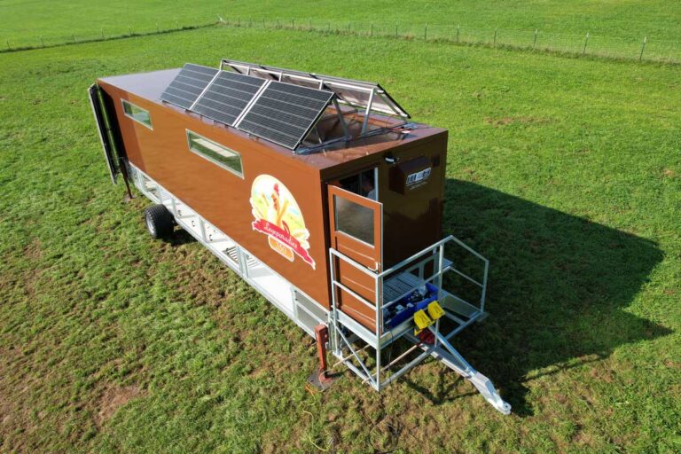 Legeparadies Anhänger mit robusten Paneelen von Design Composite