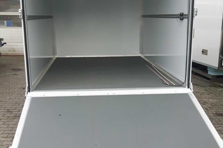 Nutzfahrzeugboden mit robusten und rutschfesten Paneelen von Design Composite