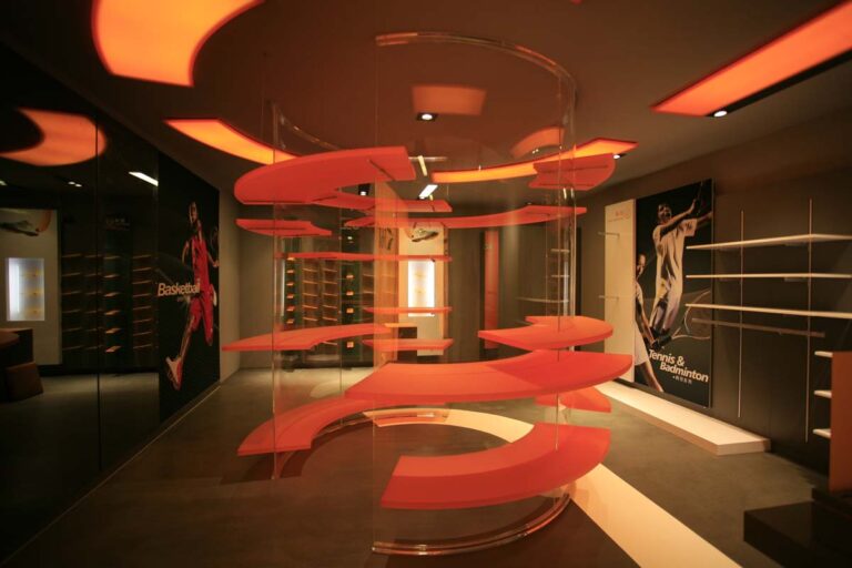 Shop-Display mit transluzenten Paneelen in Orange