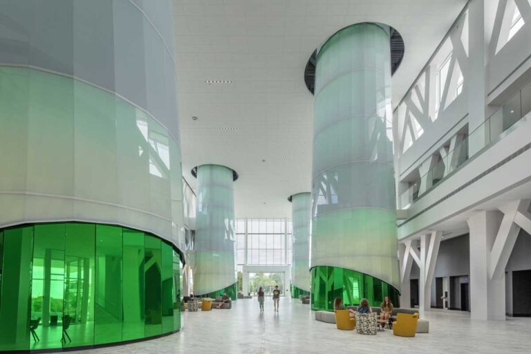 Säulen im Baylor Welcome Center, die Architektur und Lichtwirkung betonen