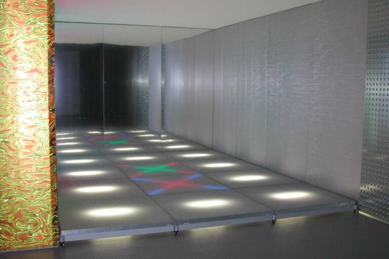 Moderne Bodenpaneele im Mitera Schauraum