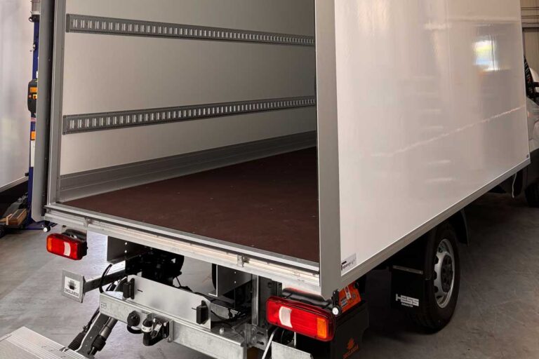 Gewichtsoptimierter Nutzfahrzeugboden aus Verbundelementen