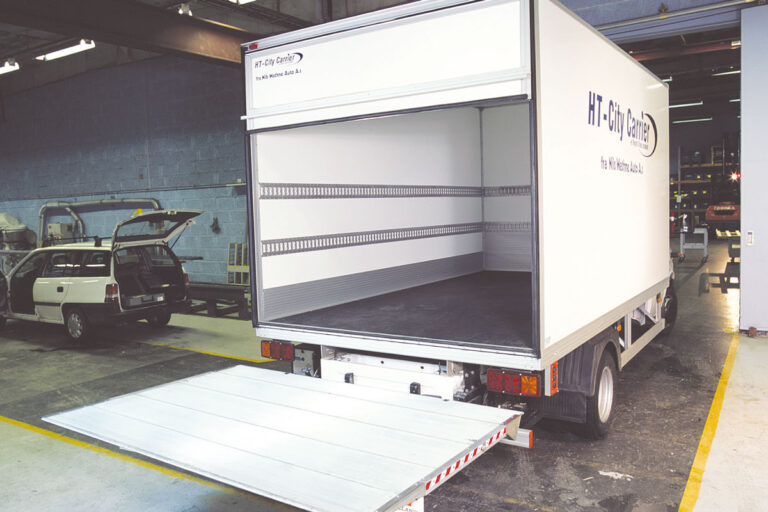 Leichter LKW-Boden aus innovativen Verbundmaterialien