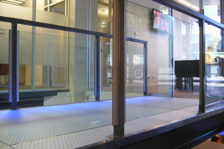 Bodenpaneele mit rutschhemmender Oberfläche für intensive Nutzung