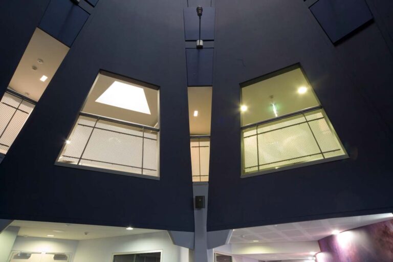 Moderne Innenraumgestaltung mit klaren, lichtdurchlässigen Paneelen