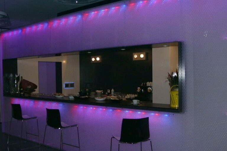 Elegante Barverkleidung aus transluzenten Paneelen
