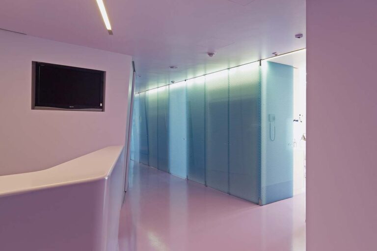 Wand aus transluzenten Paneelen, die Licht streuen und moderne Atmosphäre schaffen