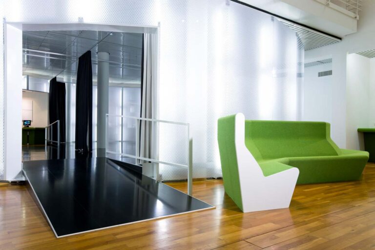 Kreative Wandgestaltung mit Paneelen im Museum für Kommunikation