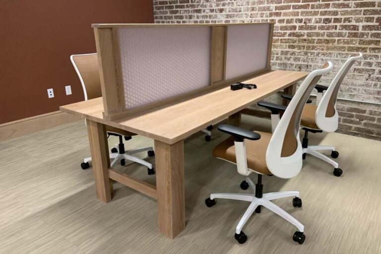 Büro-Tischtrennwand, die Arbeitsbereiche optisch trennt und Licht streut