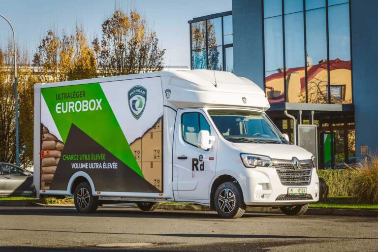 Transporter mit langlebigen Paneelen von Design Composite