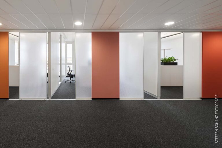 Bürotrennwand aus transluzenten Paneelen, die Arbeitsbereiche offen und strukturiert abgrenzt